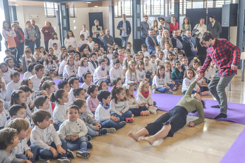 Actuación de alumnos del colegio de Hurchillo en la presentación del Congreso Nacional de Danza en la Escuela, ayer en La Lonja, donde acudió el bailarín Miguel Ángel Punzano.